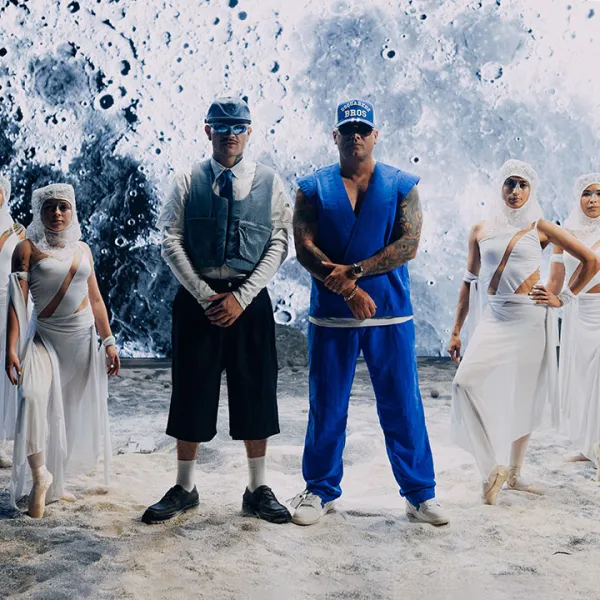 Kapo, Wisin y bailarinas en el stage del video clip de Luna