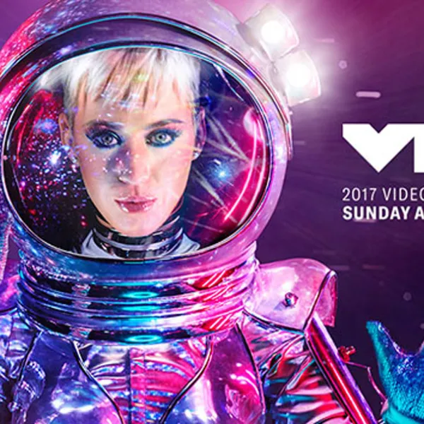 Katy Perry vestida de astronauta para los MTV VMA 2017