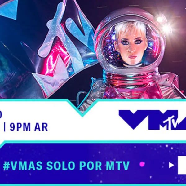 Katy Perry vestida de astronauta con bandera de MTV en la mano, para la promo de los VMA 2017