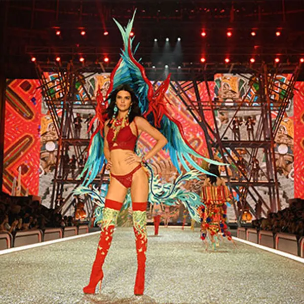 Kendall Jenner en la pasarela de Victoria’s Secret Fashion Show 2016