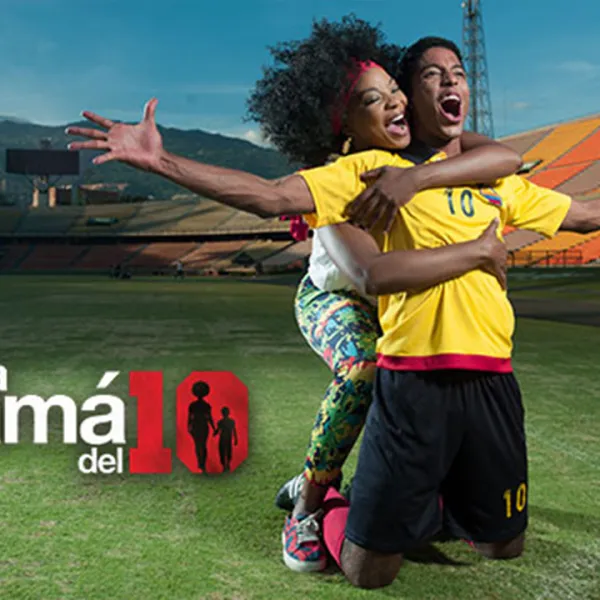 Karent Hinestroza y Sergio Herrera, protagonistas de "La Mamá del 10" celabrando un gol en un estadio vacío