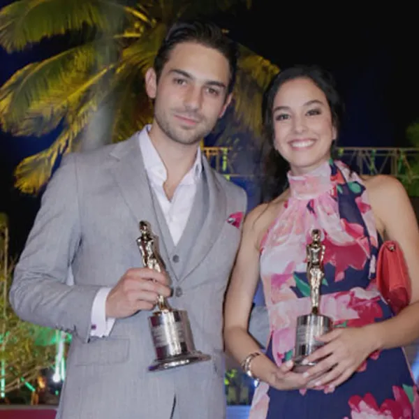 Sebastián Eslava y Ana María Estupiñán sosteniendo los Premios India Catalina en Cartagena