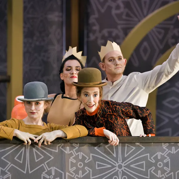 Cuatro actores de la ópera "La princesa ligera"