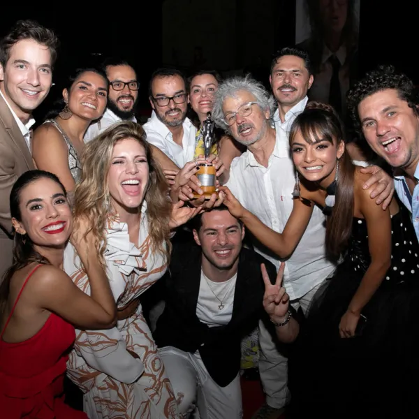 Elenco de La Reina del Flow sosteniendo el Premio India Catalina 2019