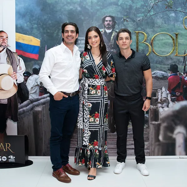 Foto de Shany Nadan, José Ramón Barreto y Luis Gerónimo Abreu en el Lanzamiento de Bolívar de Caracol Televisión