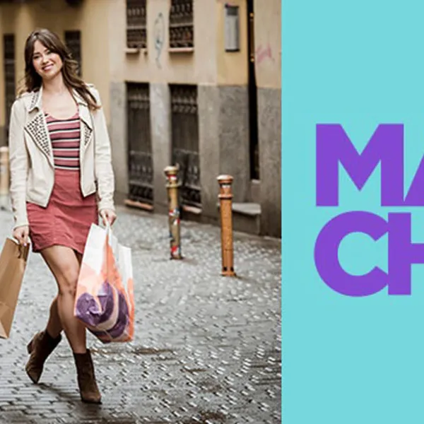 Laura Opazo caminando con bolsas de compras en las manos