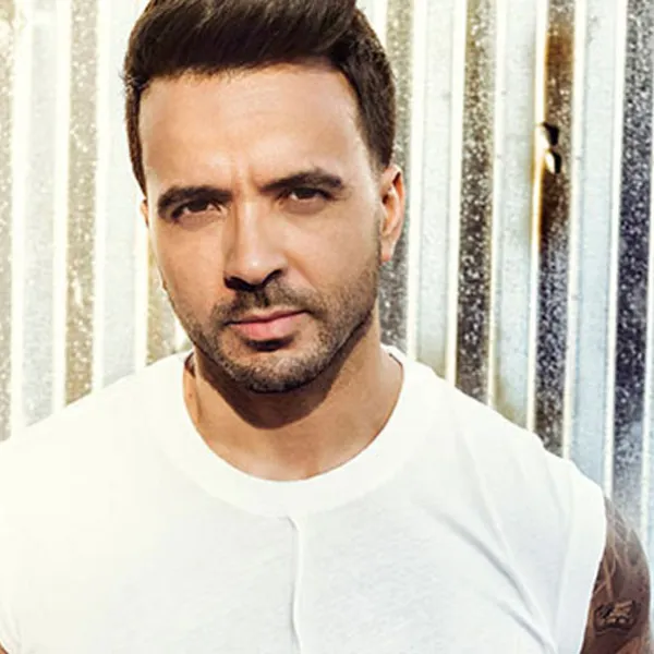 Luis Fonsi con camiseta blanca