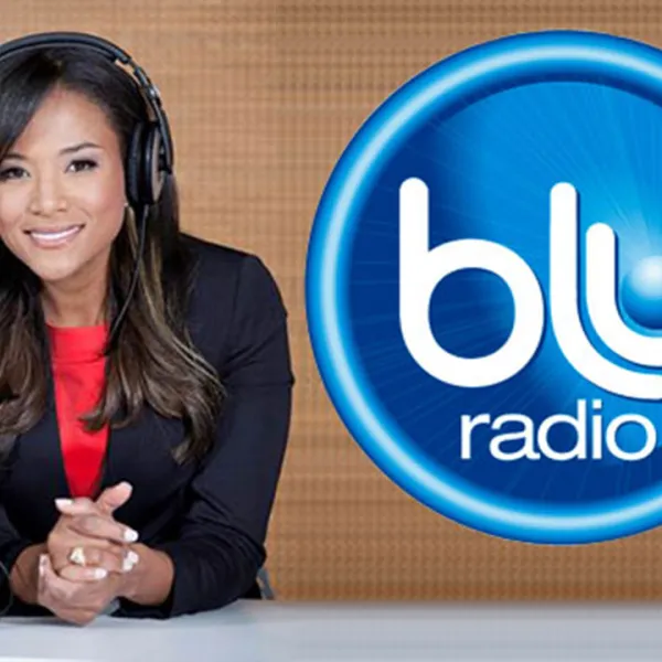 Mabel Lara en la cabina de Blu Radio