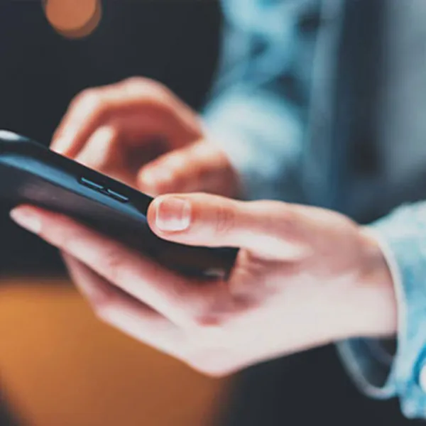 Manos sosteniendo un iPhone