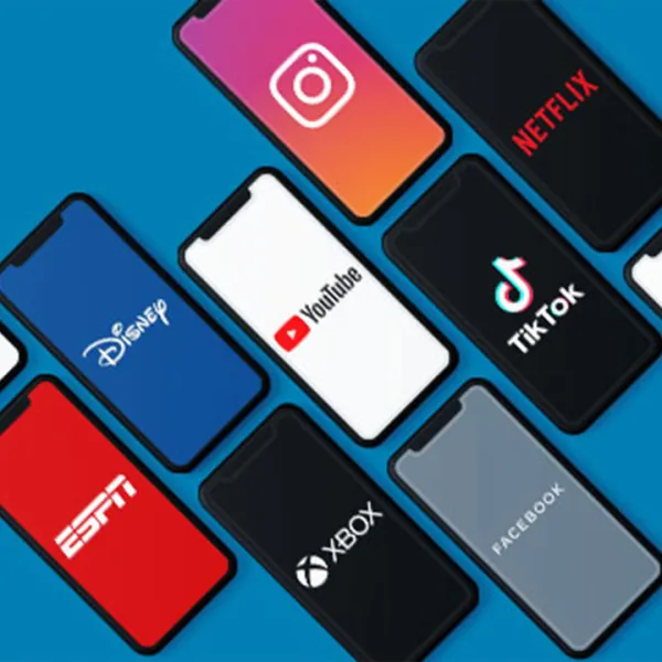 Celulares con logos de las marcas de entretenimiento más valiosas: TikTok, Instagram, Netflix, LinkedIn, Xbox, ESPN, Tencent, Disney, Youtube y Facebook