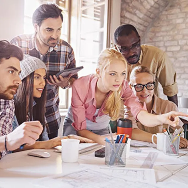 Grupo de jóvenes millenials trabajando frente al computador