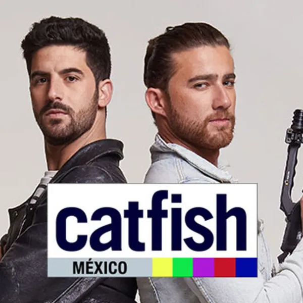 Chapu Garza y José Luis Badalt posando con una video cámara para Catfish México