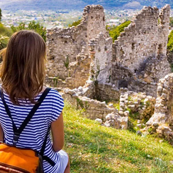Mujer viendo paisaje