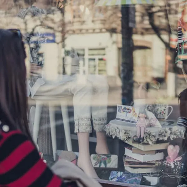 Mujer viendo vitrina de tienda