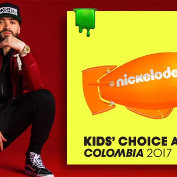 Nacho "La Criatura" con gorra negra, chaqueta roja y pantalón negro, agachado junto al logo de KCA Colombia 2017