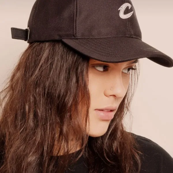 Primer plano de Nath con gorra negra y camiseta negra