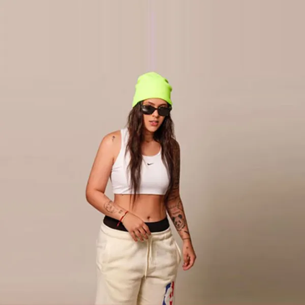 Nath con pasamontañas y gafas oscuras