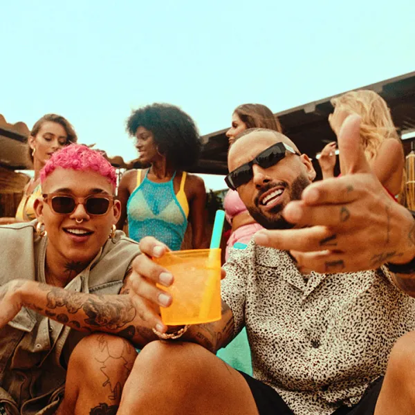 Nicky Jam junto a Beéle en el video de la canción "Calor"