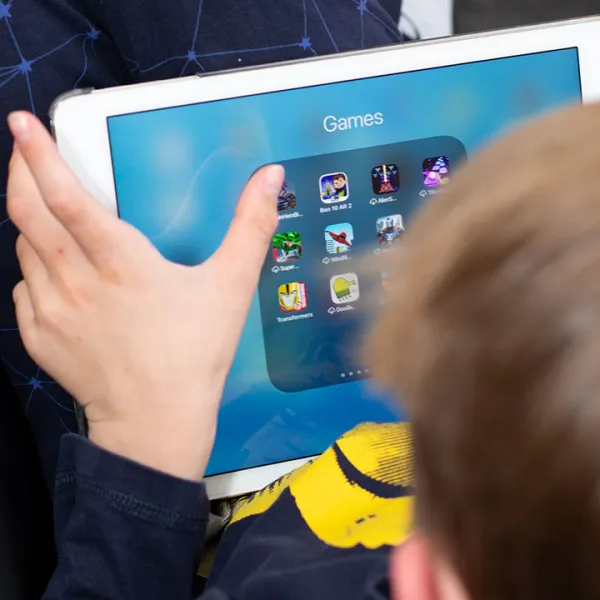 Niño con iPad - Foto: Emily Wade