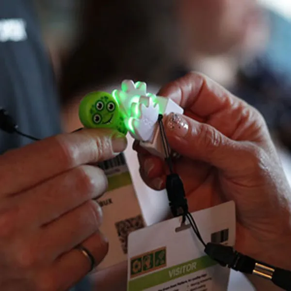 Con Poken ya no necesitas tarjetas de presentación
