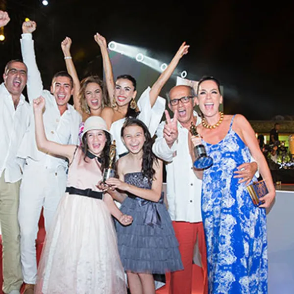 Elenco de Las Hermanitas Calle en Cartagena, celebrando su triunfo en los Premios India Catalina