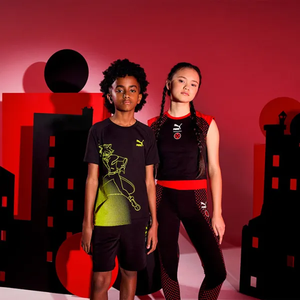 Un niño y una niña vestidos con la colección PUMA x Miraculous
