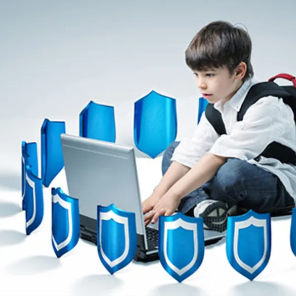 Niño estudiante trabajando en su portátil, rodeado por escudos azules de antivirus