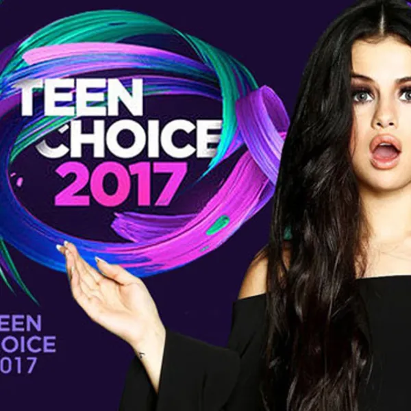 Selena Gómez vestida de negro para los premios Teen Choice 2017