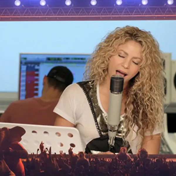 Multitud de animales viendo a Shakira cantando Try Everything, en pantalla gigante