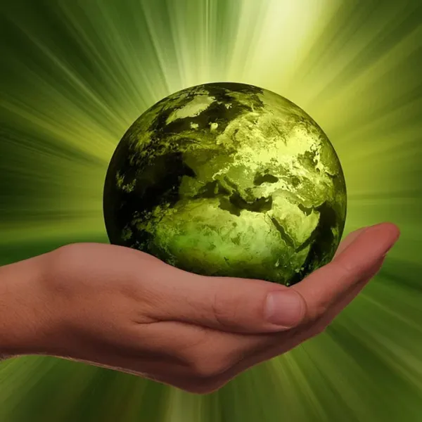 Mano sosteniendo al planeta tierra