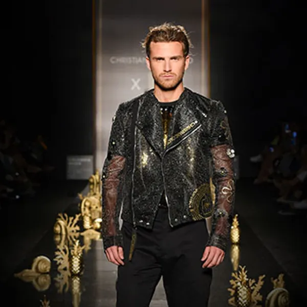 Hombre modelando prendas de la colección "Spongebob Gold" de Christian Colorado en Colombiamoda 2017