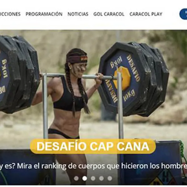 Tatiana Ussa Girardi cargando una barra llena de pesas sobre sus hombros en una competencia del Desafío Cap Cana de Caracol Televisión