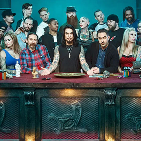 Dave Navarro en medio del elenco de Ink Master, recreando el cuadro "La última cena"