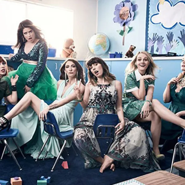 Elenco de la serie "Teachers" posando en un salón de clases