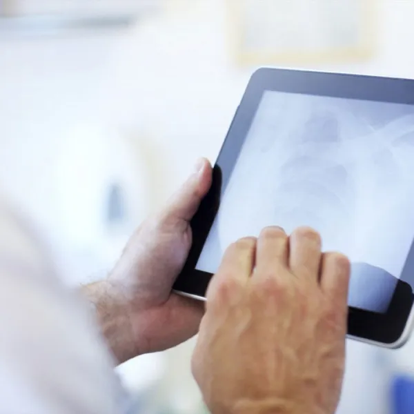 Médico usando una tableta para telemedicina