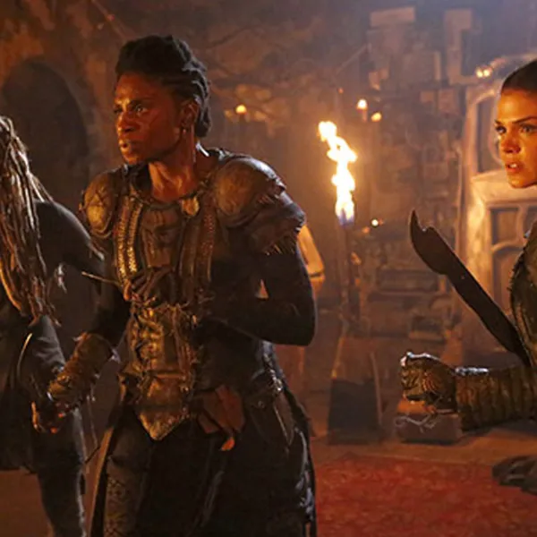 Escena de la serie "The 100" con Marie Avgeropoulos