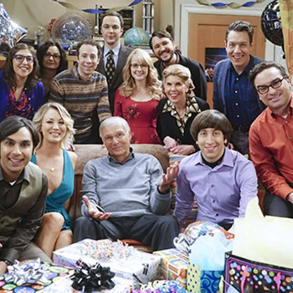 Adam West (Batman) junto al elenco de The Big Bang Theory