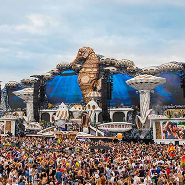 Público frente a la tarima del Tomorrowland 2018