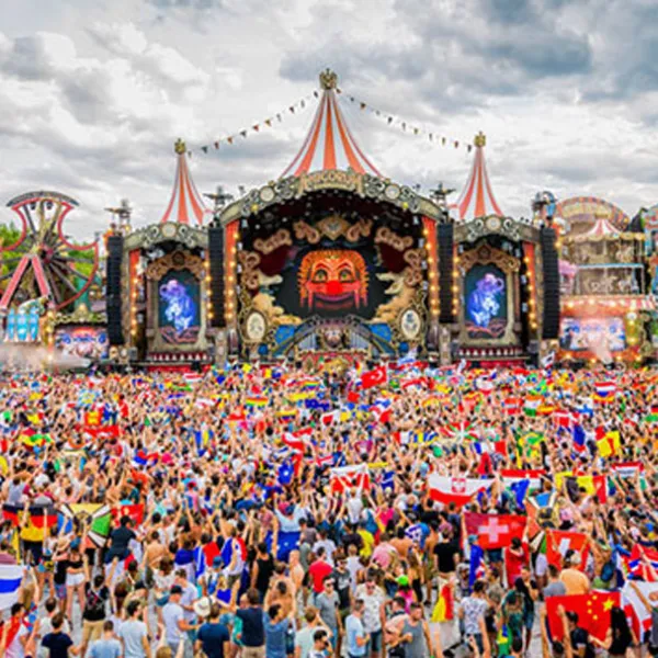 Público frente a la tarima del Tomorrowland