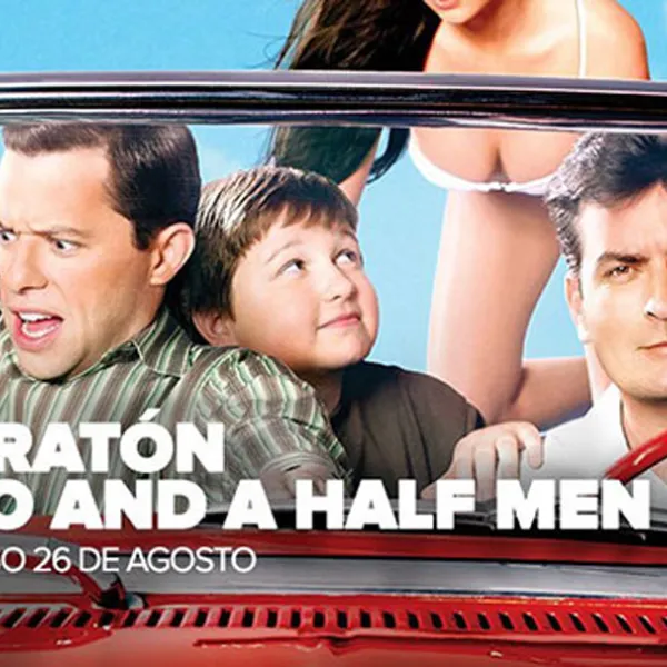 Elenco de Two and a Half Men en un carro rojo con tres mujeres