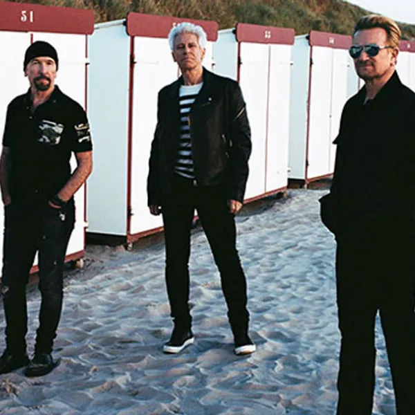 Integrantes de U2 vestidos de negro fotografiados por Anton Corbijn