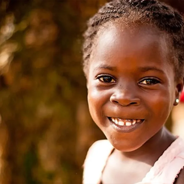 Niña afrodescendiente sonriendo