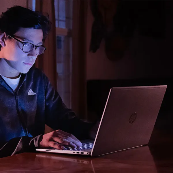 Hombre joven estudiando desde su computador portátil