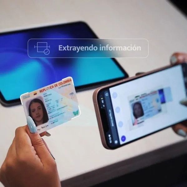 Mujer escaneando documento de identidad con dispositivo móvil
