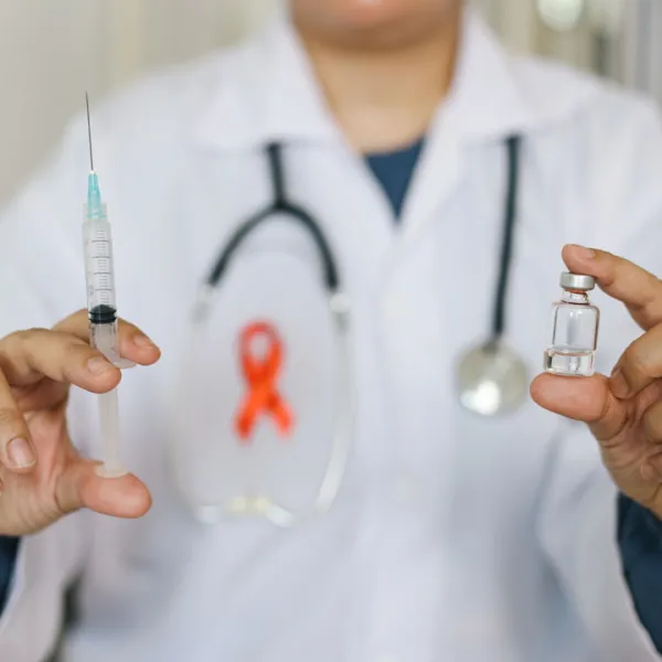 Médico sosteniendo jeringa con vacuna contra el VIH