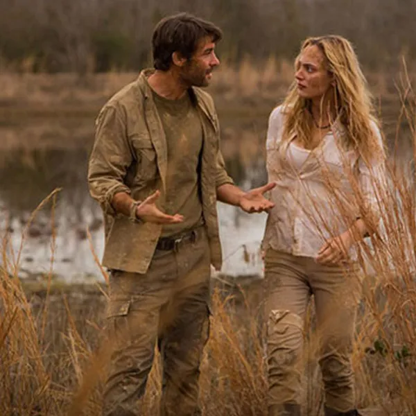 Personajes de la serie "Zoo" entre la maleza