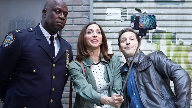 André Braugher, Melissa Fumero y Andy Samberg, tomándose una selfie en la serie 'Brooklyn Nine-Nine'