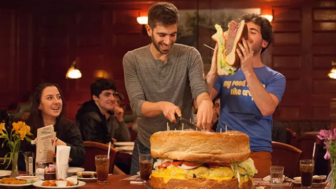 Brothers Green Eats sirviendo una hamburguesa gigante