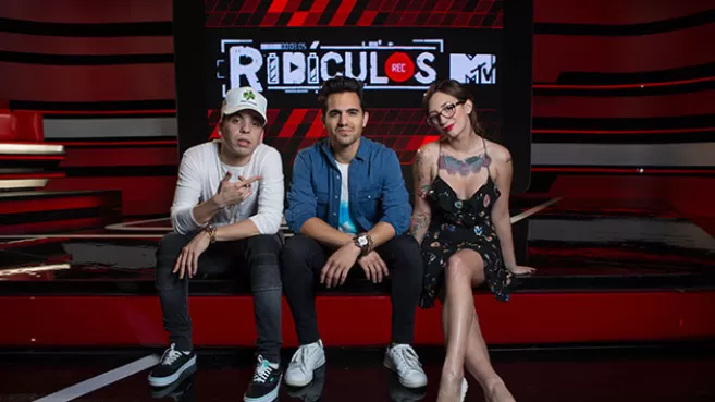 MC Davo, Luja Duhart y Daniela Bos, en el set de Ridículos de MTV