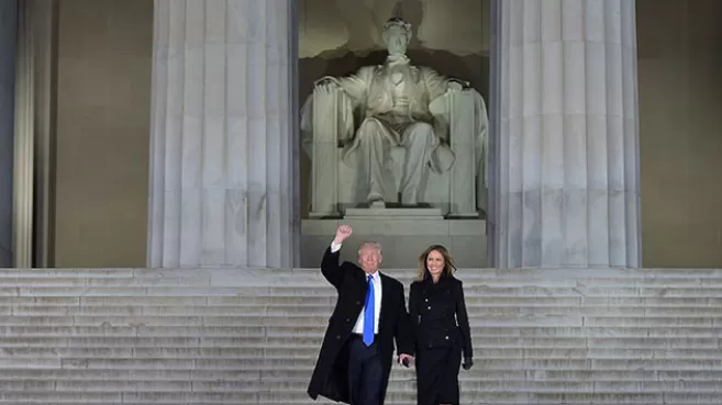 Donald Trump y Melania Trump en el Monumento a Lincoln